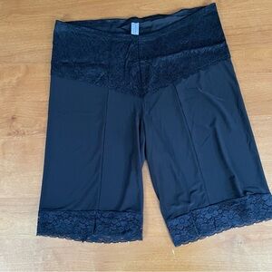 Undersummers Lace Trim Shorts in Black Women's L